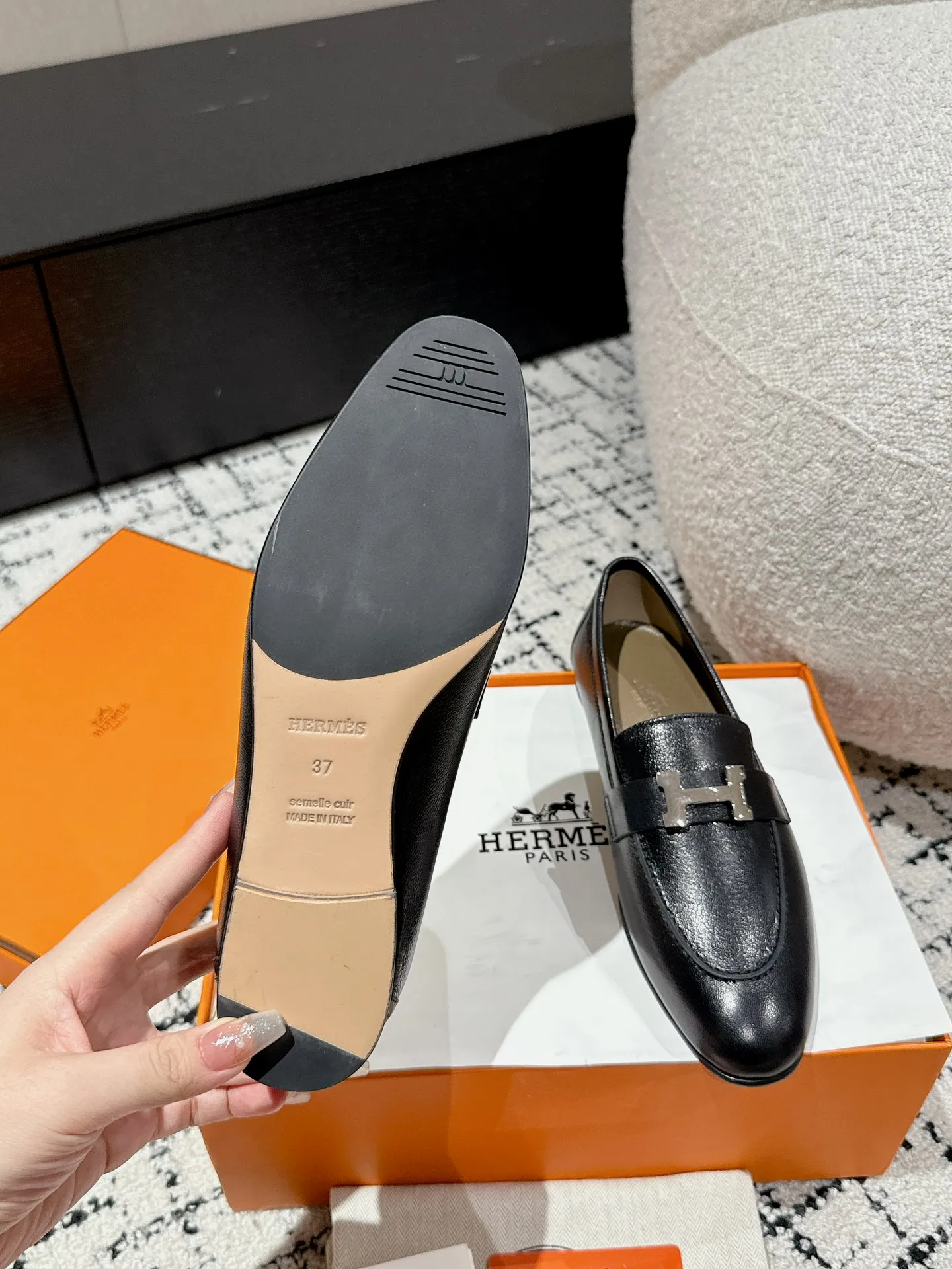 👟👟Ex-factory price 720👟👟 (top version) Hermes/25ss classic model is undoubtedly the leader in luxury goods. Every single product is very popular‼ ️Although the styles are few, they are more refined and more classic. They never go out of style. They are a brand that maintains and appreciates value. It is rare to have such a reputation in consumer goods sincerely! This pair of shoes is a classic style of this brand. It is decorated with metal buckles exclusive to Hermès. It is a classic that has become more and more beautiful over the course of history. We will bring out some goods from the channel in small quantities! The leather feels very, very soft and feels like baby skin! Feel the luxury! Supplies are huge! ✔️Material: imported sheepskin upper ✔️Inner lining/foot pads: imported sheepskin ✔️Outsole: genuine leather ➕tpu bottom ⚠️ ✔️Size: 35/36/37/38/39 (40/41/42 can be ordered)